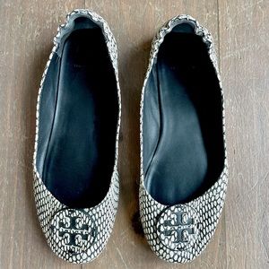 TORY BURCH Black and white textured print Minnie Travel Ballet Flat